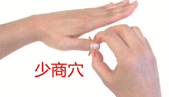 嗓子不適，揉揉大拇指