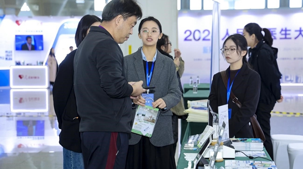 嘉賓參觀智能化應(yīng)用場景展。