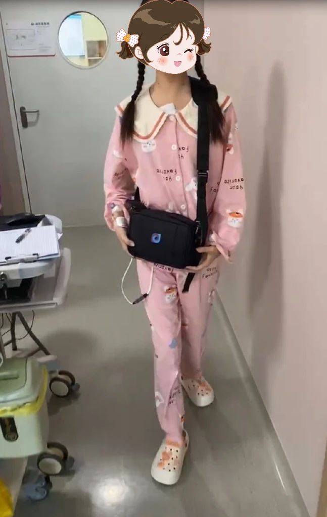 2023年，美美術(shù)后佩戴人工心的照片。圖片由浙大兒院提供